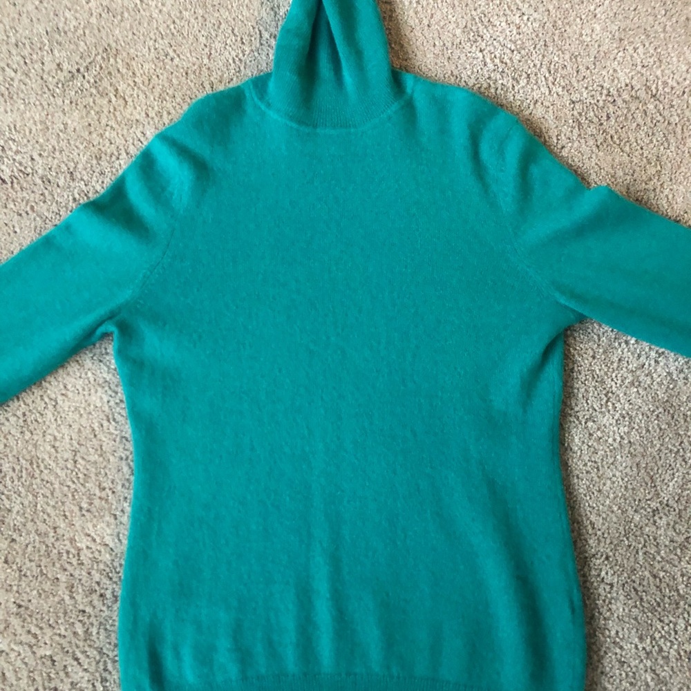 Lord & Taylor green cashmere sweater